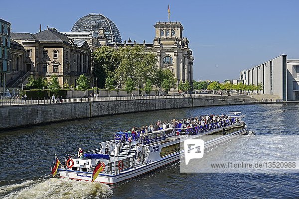 Fahrgastschiff auf der Spree im Regierungsviertel  Reichstagsgebäude  Berlin  Berlin  Berlin  Deutschland  Europa