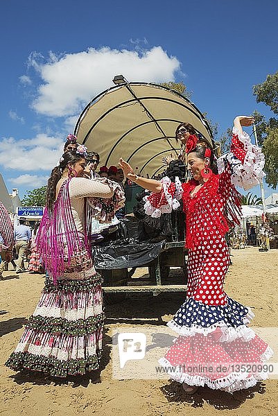 Frauen in bunten Kleidern tanzen die Sevillana Pfingsten Wallfahrt von EL Rocio Huelva-Provinz Andalusien Spanien Europa