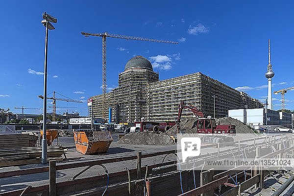 Gerüst an der Westfassade des Stadtschlosses  Rekonstruktion des Berliner Barockschlosses  Berlin  Deutschland  Europa