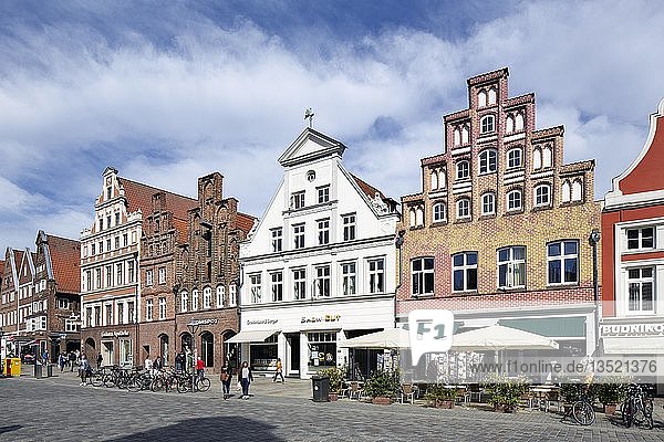 Historische Bürger- und Kaufmannshäuser am Stadtplatz Am Sande  Norddeutsche Giebelhäuser  Altstadt  Lüneburg  Niedersachsen  Deutschland  Europa