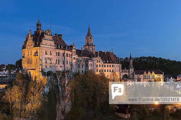 Schloss Sigmaringen in der Abenddämmerung  Baden-Württemberg  Deutschland  Europa