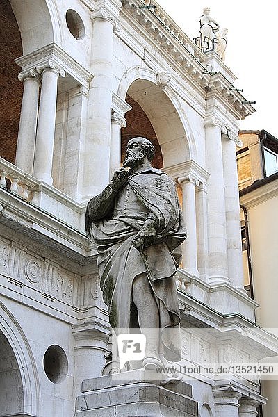 Statue von Andrea Palladio vor der Basilika Palladiana  Piazzetta Andrea Palladio  Vicenza  Venetien  Italien  Europa