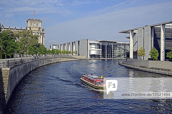 Fahrgastschiff auf der Spree im Regierungsviertel  Reichstagsgebäude  Berlin  Berlin  Berlin  Deutschland  Europa
