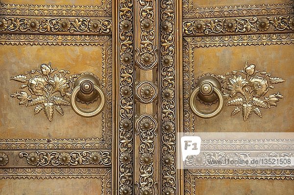 Verziertes Tor und Türklopfer  Stadtpalast  Jaipur  Indien  Südasien  Asien