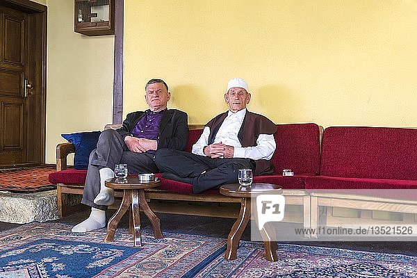 Einheimische sitzen auf einer Bank  Halveti's Tekke  Sufi-Schule  Prizren  Kosovo  Europa