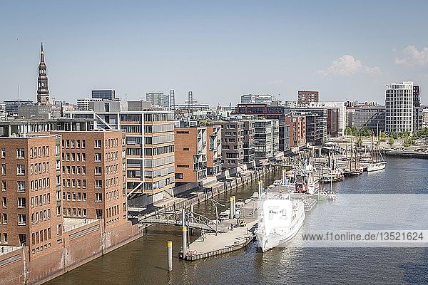 Neubauten und alte Lagerhäuser an Kanal  Speicherstadt  Hamburg