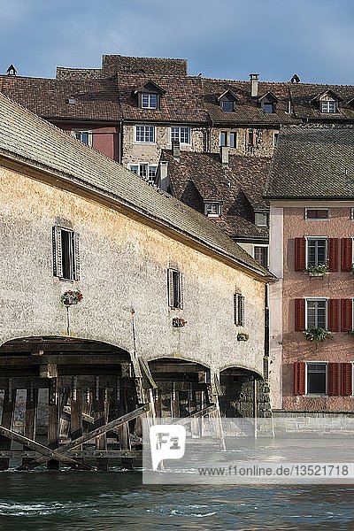 Die historische Holzbrücke über den Rhein wurde 1816 eröffnet und verbindet die deutsche Gemeinde Gailingen und die schweizerische Gemeinde Diessenhofen Baden-Württemberg Deutschland Europa