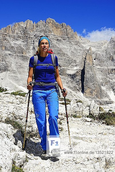 Wanderin in der Nähe der Zsigmondy- oder Comici-Hütte  Sextner Dolomiten  Hochpustertal  Südtirol  Italien  Europa