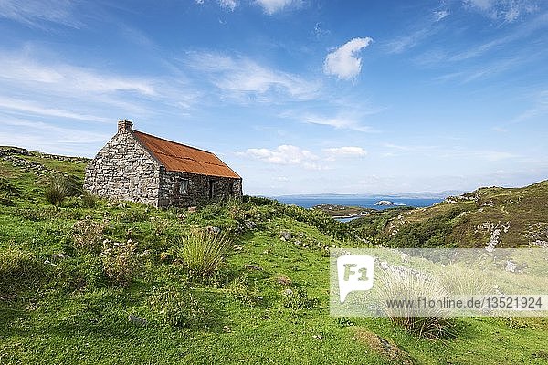 Verlassenes Cottage am Drumbeg Viewpoint in den Northern Highlands Grafschaft Sutherland Schottland Großbritannien Europa