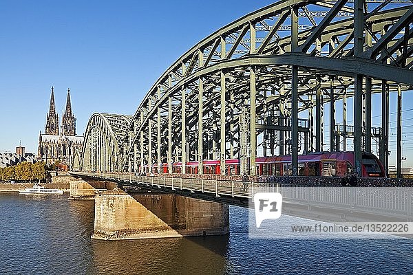 Kölner Dom mit Regionalbahn auf der Hohenzollernbrücke und dem Rhein  Köln  Rheinland  Nordrhein-Westfalen  Deutschland  Europa