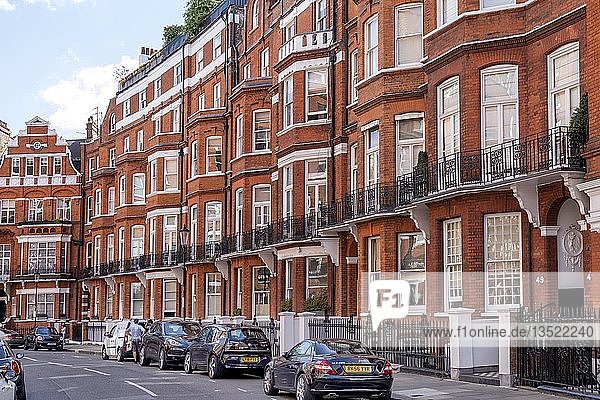 Häuserzeile mit rotem Backsteingebäude im viktorianischen Stil Stadtteil Kensington London Großbritannien Europa