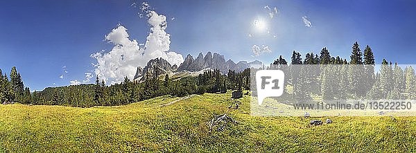 360 ° Panoramablick auf Adolf-Munkel-Weg  Geisler-Massiv  Villnösstal  Geisler-Gruppe  Dolomiten  Provinz Bozen  Italien  Europa