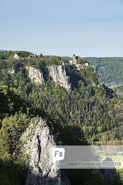 Blick auf das obere Donautal und das Schloss Werenwag vom Eichfelsen aus gesehen  Baden-Württemberg  Deutschland  Europa