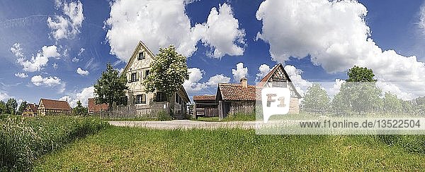 Panorama eines alten Bauerndorfes in der Regnitzregion mit Wolken am Himmel Dorfgrün  Fränkisches Freilandmuseum Bad Windsheim  Bayern  Deutschland  Europa