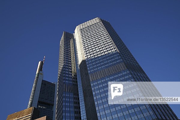 Euro-Tower  dahinter der Commerzbank-Turm  Frankfurt am Main  Hessen  Deutschland  Europa