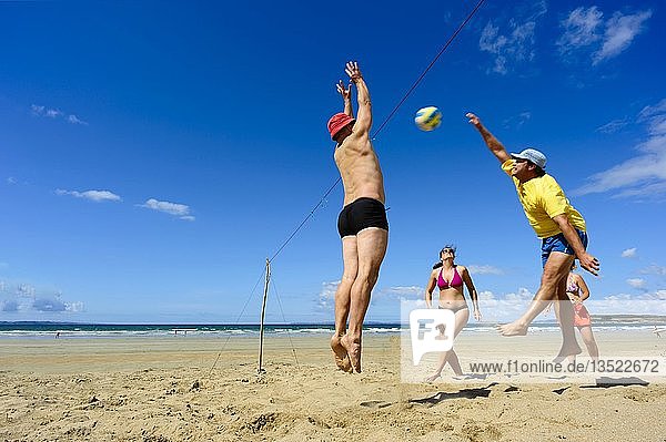 Eine Gruppe junger Leute spielt Volleyball am Atlantikstrand  Finistere  Bretagne  Frankreich  Europa