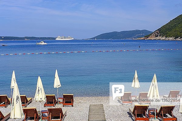 Liegestühle  Strand Zanjice  ?anjice  bei Herceg Novi  Halbinsel Lustica  Lu?tica  Bucht von Kotor  Montenegro  Europa