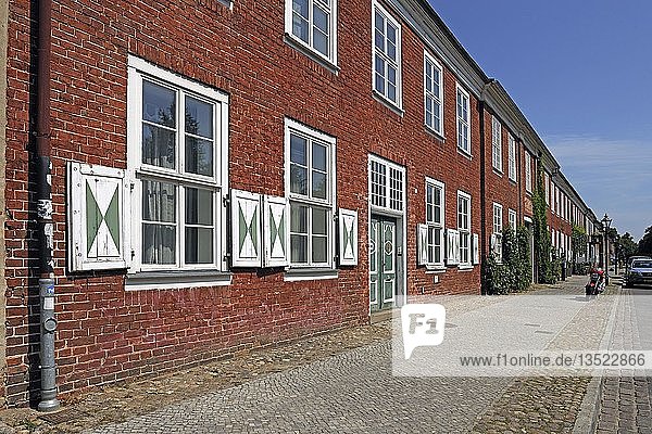 Denkmalgeschützte historische Häuserzeile im Holländischen Viertel von 1733 in Potsdam  Brandenburg  Deutschland  Europa