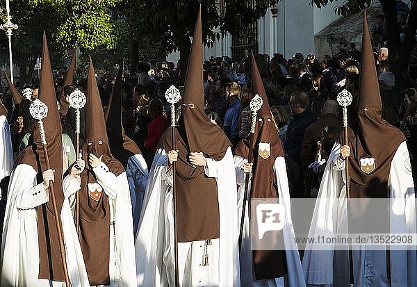 Büßer in der Semana Santa  der Karwoche  Sevilla  Andalusien  Spanien  Europa