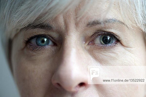 Augen einer Frau mit einer großen und einer kleinen Pupille