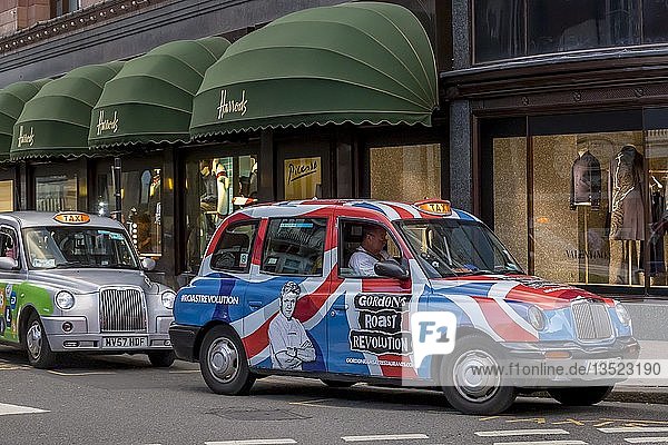 Taxis vor dem Kaufhaus Harrods  London  Großbritannien