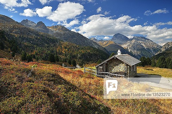 Berglandschaft mit Alphütte im Herbst  Albulatal  Val d'Alvra  Kanton Graubünden  Schweiz  Europa