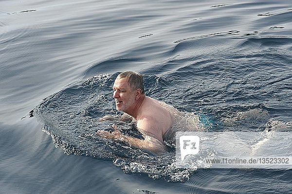Älterer Mann beim Schwimmen im Meer  Kroatien  Europa