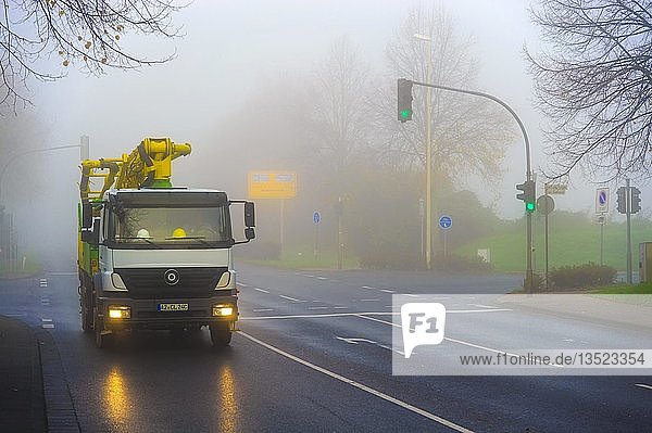 LKW in Bewegung an einem nebligen Morgen, Grevenbroich, Nordrhein