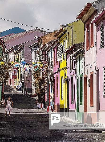 Bunte Häuser in Rabo de Peixe Sao Miguel Azoren Portugal Europa