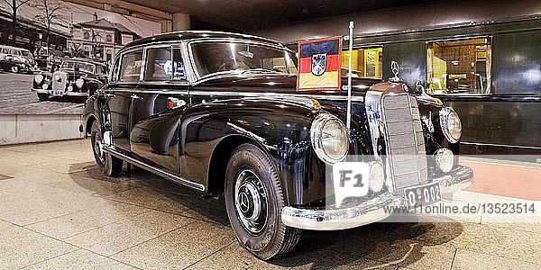 Adenauers Mercedes 300 mit Limousine 10205  Haus der Geschichte  Bonn  Rheinland  Nordrhein-Westfalen  Deutschland  Europa