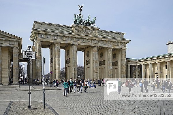Tourists and street performers on Pariser Platz square  Brandenburg Gate  Berlin  Germany  Europe