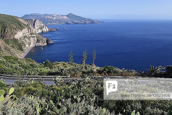 Radfahrer auf dem Belvedere Quattrocchi mit Blick auf die Felsen Faraglione auf der Insel Vulcano  Pianoconti  Lipari  Äolische Inseln  Sizilien  Italien  Europa