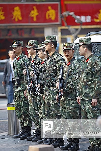 Bewaffnete Soldaten stehen auf dem Platz des Volkes  Chongqing  Provinz Chongqing  China  Asien