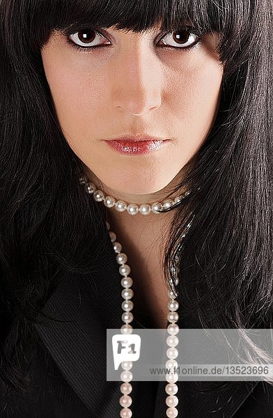Porträt einer jungen Frau mit einer weißen Perlenkette