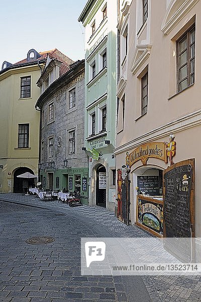Typische Gasse mit Restaurants und Geschäften am Altstädter Ring  Altstadt  Prag  Böhmen  Tschechische Republik  Europa