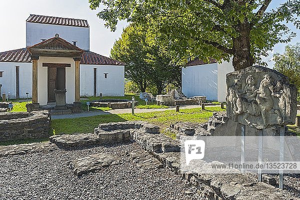 Nachbau Tempel des Merkur und Reliefbild der gallorömischen Göttin Epona auf einem Pferd sitzend zweites Jhrh. nach Chr. Archäologischer Park Cambodunum Römerpark Kempten Allgäu Bayern Deutschland Europa