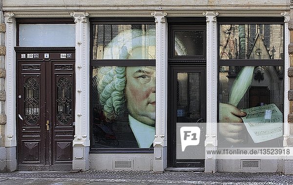 Gemalte Schaufenster vor der Thomaskirche  Wirkungsstätte von Johann Sebastian Bach  Leipzig  Sachsen  Deutschland  Europa