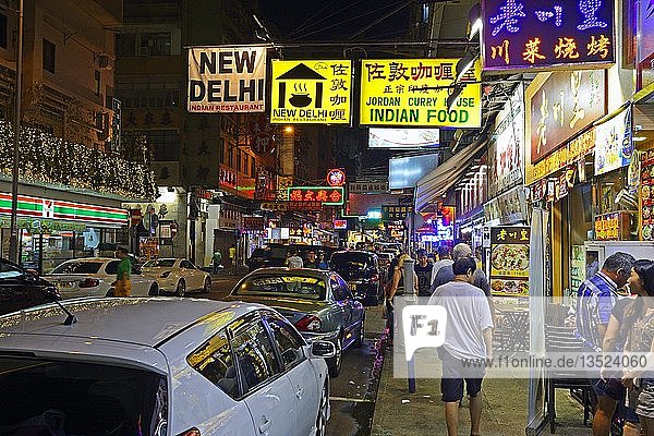 Geschäftiges Treiben und Leuchtreklamen auf dem Nachtmarkt in der Temple Street  Kowloon  Hongkong  China  Asien