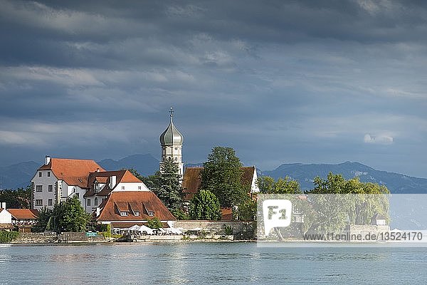 Blick auf die Halbinsel Wasserburg mit der Barockkirche St. Georg von der Stadt Nonnenhorn aus gesehen  Bodensee  Bayern  Deutschland  Europa