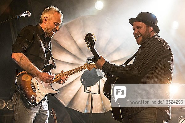 Gregi Heini Gitarrist und der Schweizer Singer und Songwriter Lukas Linder alias Henrik Belden mit Band bei der Plattentaufe live in der Schüür Luzern Schweiz Europa