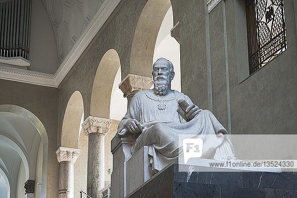 Marmor-Figur von Prinzregent Luitpold im Lichthof der LMU Ludwig-Maximilians-Universität München Oberbayern Bayern Deutschland Europa