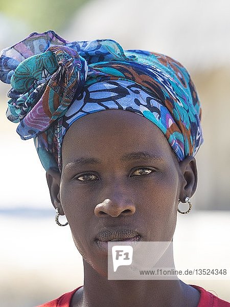Afrikanerin mit Kopfbedeckung  Porträt  Manxotae  Botsuana  Afrika