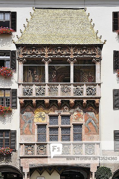 Das Goldene Dachl spätgotischer Prunkerker aus dem 15. Jahrhundert in der Altstadt von Innsbruck Tirol Republik Österreich Europa