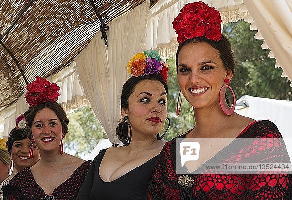 Frauen in bunten Kleidern Pfingsten Wallfahrt von EL Rocio Huelva-Provinz Andalusien Spanien Europa