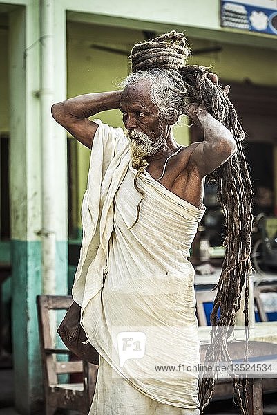 Sadhu  heiliger Mann  Yogi mit Rasta-Dreadlocks-Frisur  Lumbini  Nepal  Asien