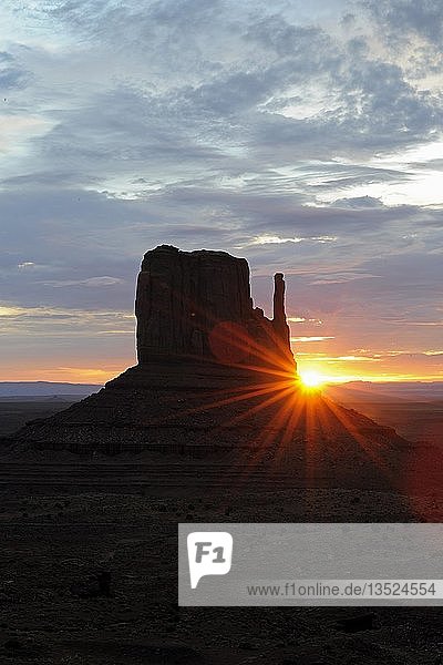 West Buttes bei Sonnenaufgang  Monument Valley  Arizona  USA  Nordamerika