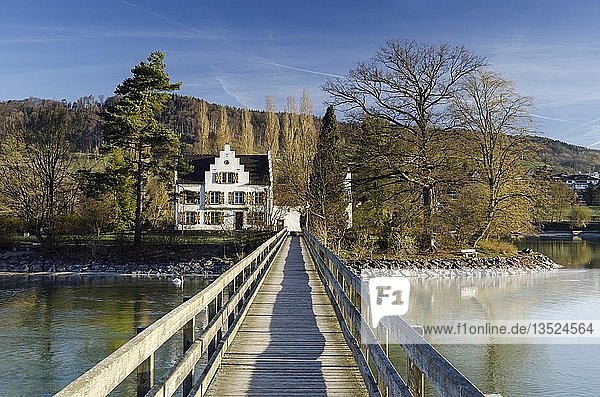 Holzbrücke über den Rhein zur Insel Werd  bei Stein am Rhein  Eschenz  Kanton Thurgau  Schweiz  Europa