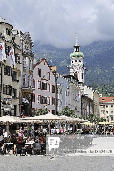 Maria-Theresien-Strasse in der Altstadt von Innsbruck  Tirol  Österreich  Europa