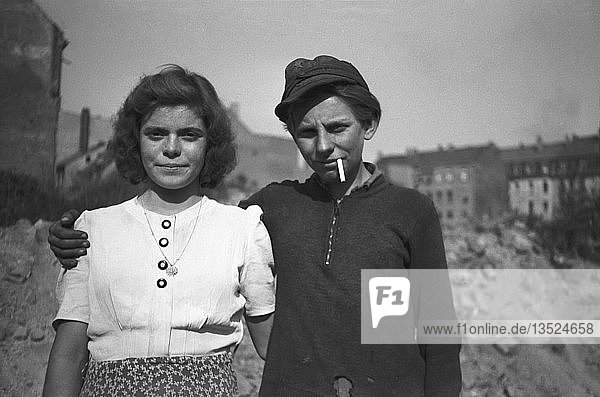 Frau in Ruinen mit einem Freund  1949  Leipzig  Sachsen  DDR  Deutschland  Europa