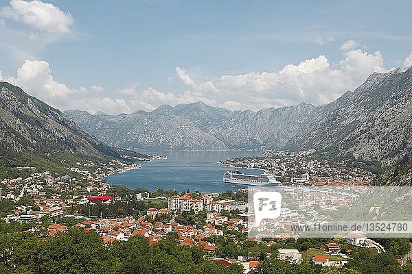 Kotor und die Bucht von Kotor  Provinz Kotor  Montenegro  Europa